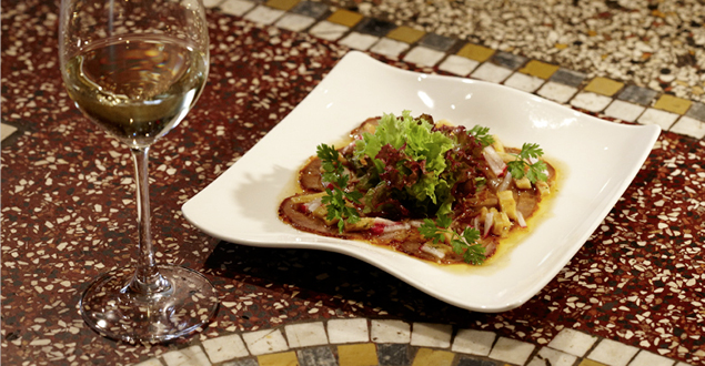 Teller mit Essen und Weinglas