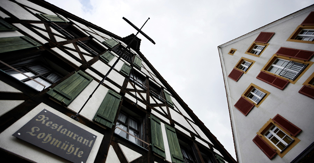 Die Fassade der Lohmühle mit Blick Richtung Giebel des Hauses