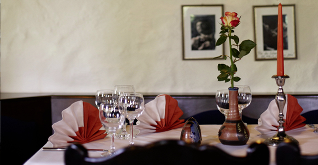 Nahaufnahme eines gedeckten Tisches mit gefächerten Servietten