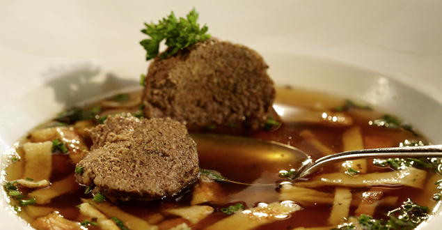 Leberknödelsuppe mit Pfannkuchenstreifen