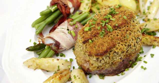 Fleischgericht mit Spargel
