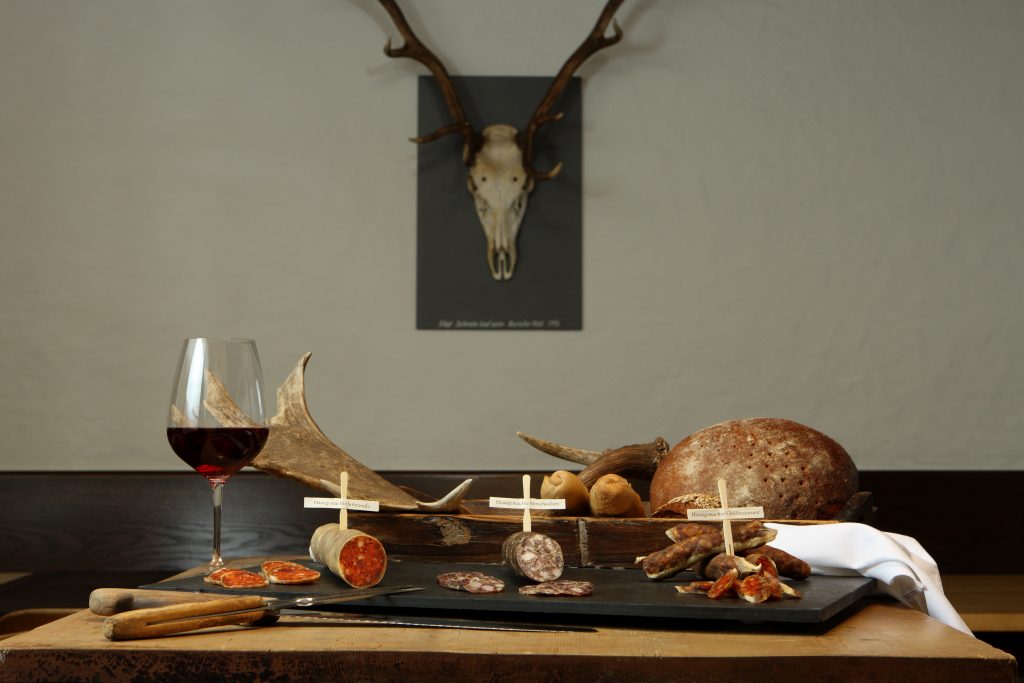 Platte mit Brot und Wurst