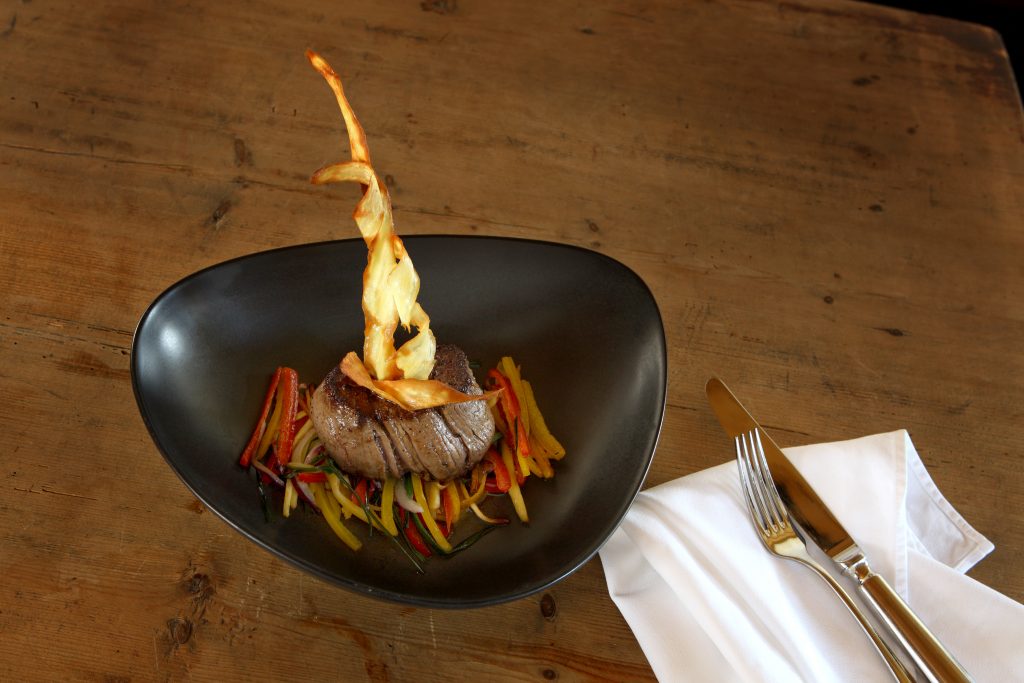 Hauptgericht mit Fleisch und Gemüse