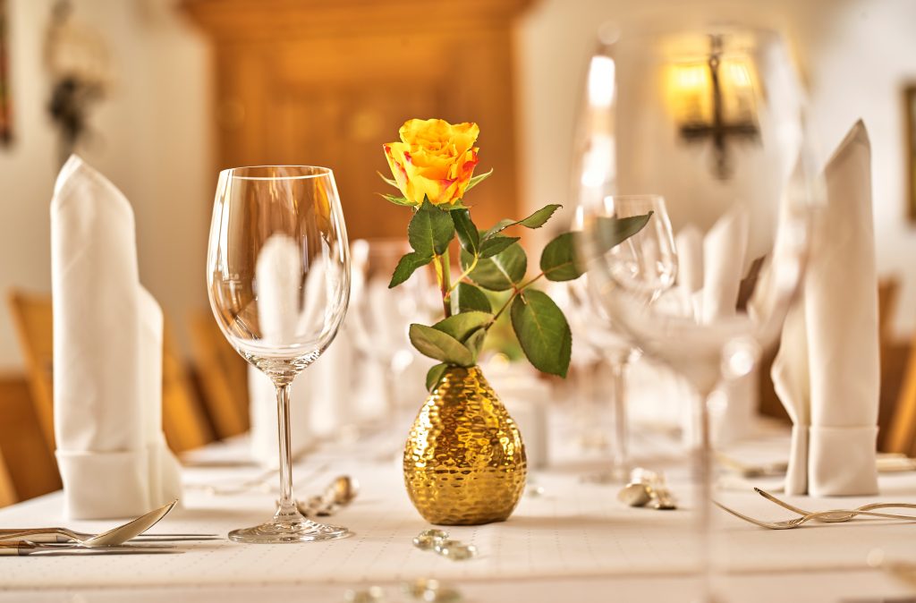 Landhotel Geyer Innenansicht eingedeckter Tisch