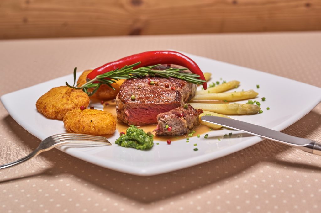 Teller mit Steak und Spargel