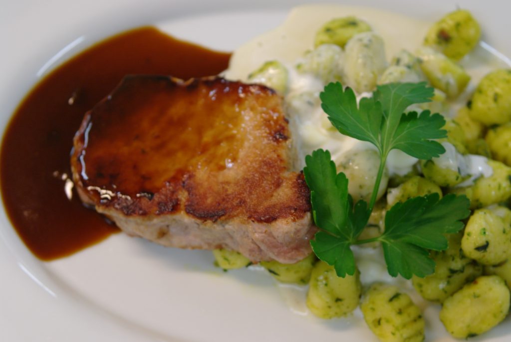 Fleischgericht auf einem Teller
