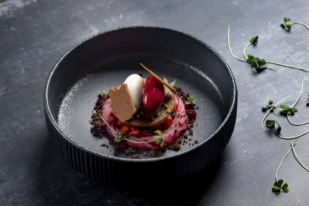 schwarzer Teller mit Dessert