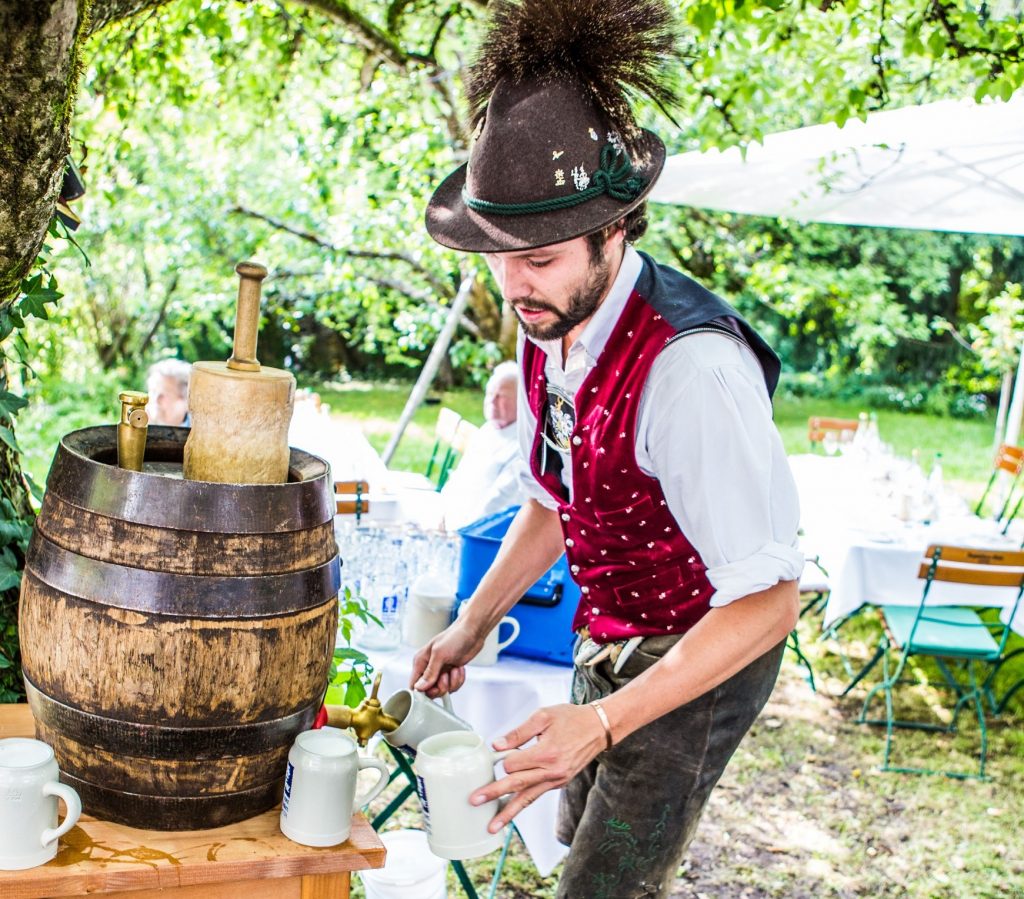 Jakob Portenlänger zapft Holzfass an