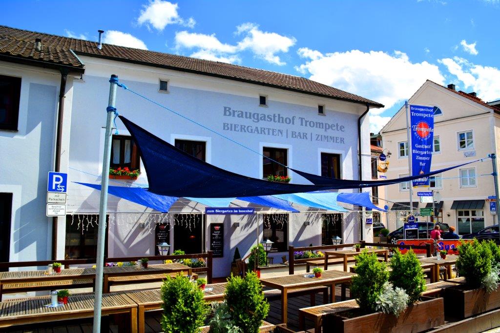 Außenansicht mit Biergarten des Braugasthof Trompete