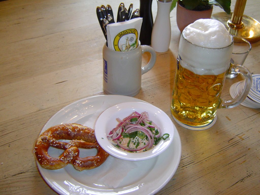 Brezel mit Obatzda und Bier