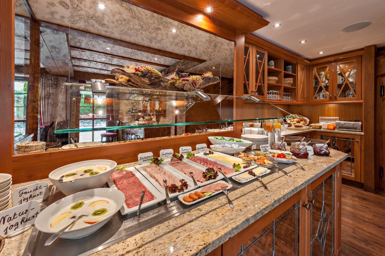 Frühstücksbuffet mit feiner Auswahl an Wurst und Käse