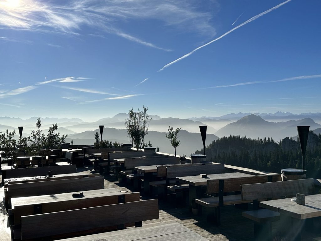Restaurant SonnenAlm Ansicht Terrasse im Sommer