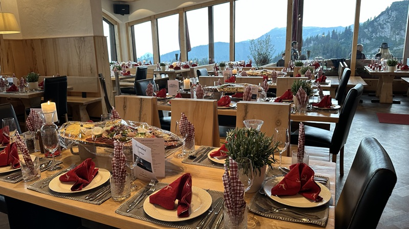 Restaurant SonnenAlm Innansicht. Eingedeckt mit Brotzeit