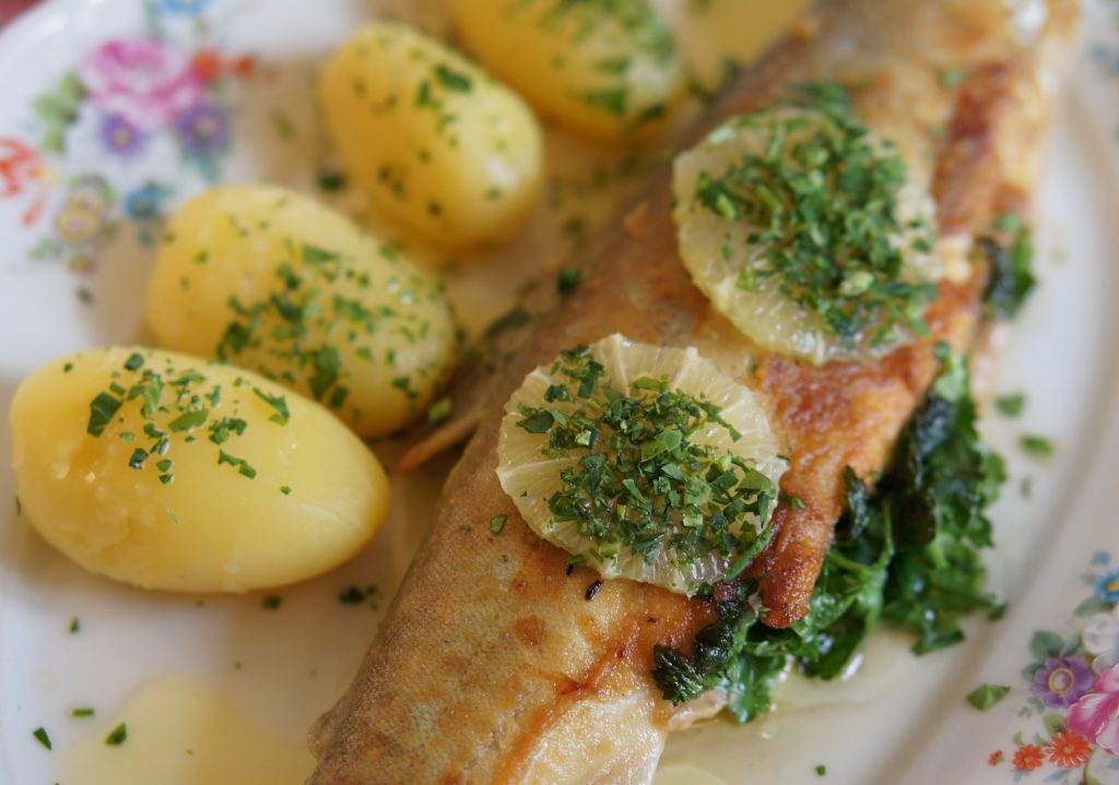 ein Teller mit Fisch und Kartoffeln