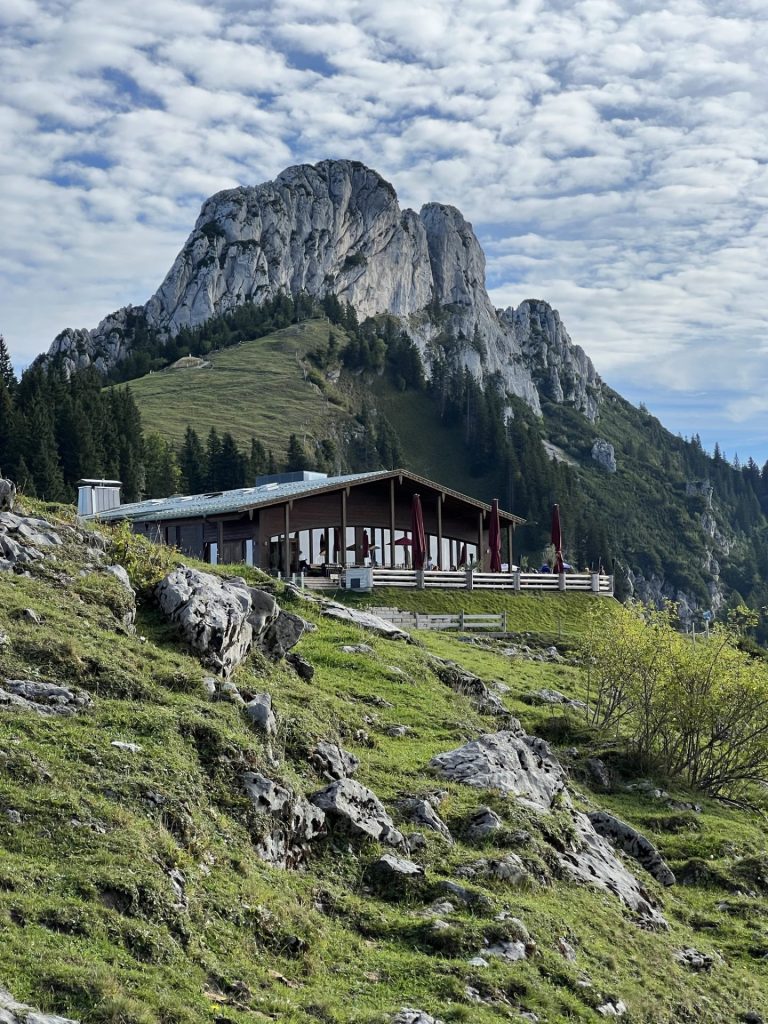 Ansicht Kampenwand im Hintergrund des Restaurants SonnenAlm