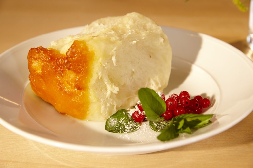 Dampfnudel auf Teller