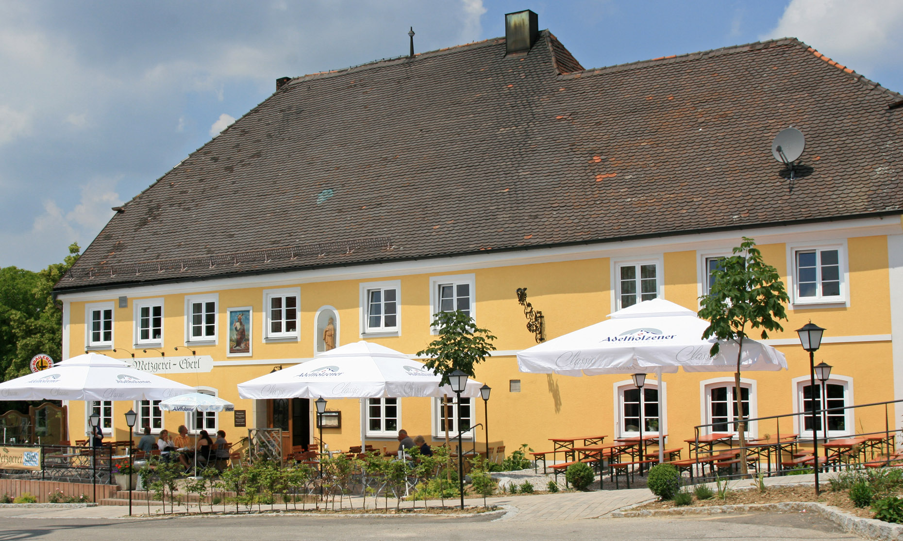 Außenansicht der Gasthof-Metzgerei Eberl
