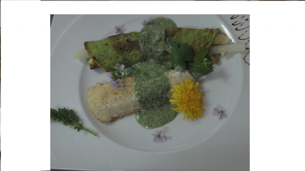 Ein Teller mit Fischgericht und Spargel