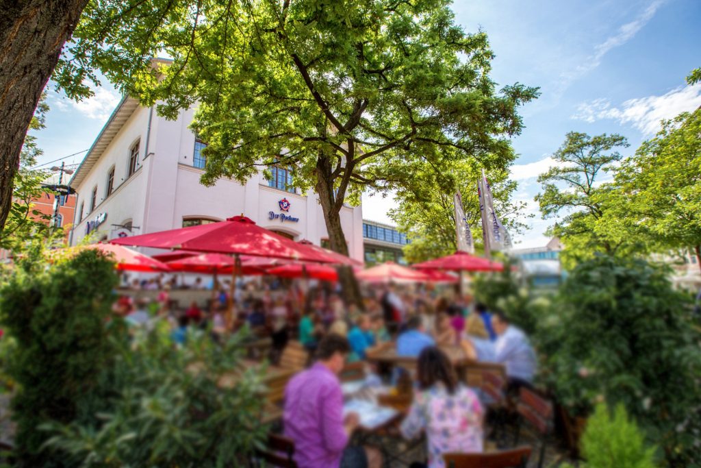 Biergarten mit Menschen im Wirtshaus Der Pschorr