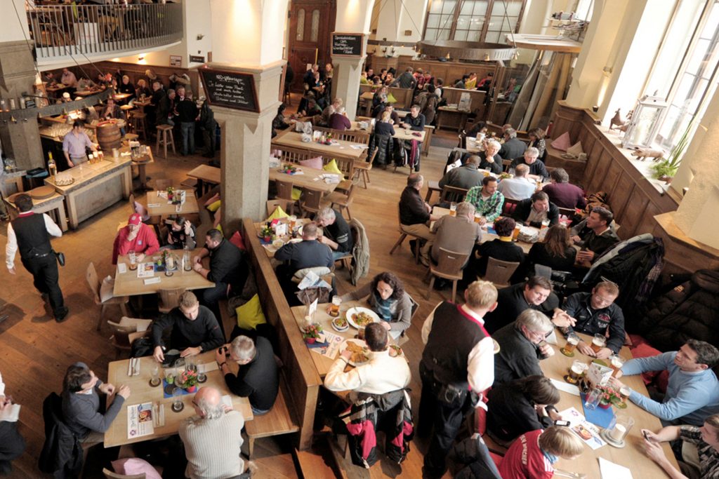 Speisesaal mit Menschen im Wirtshaus Der Pschorr