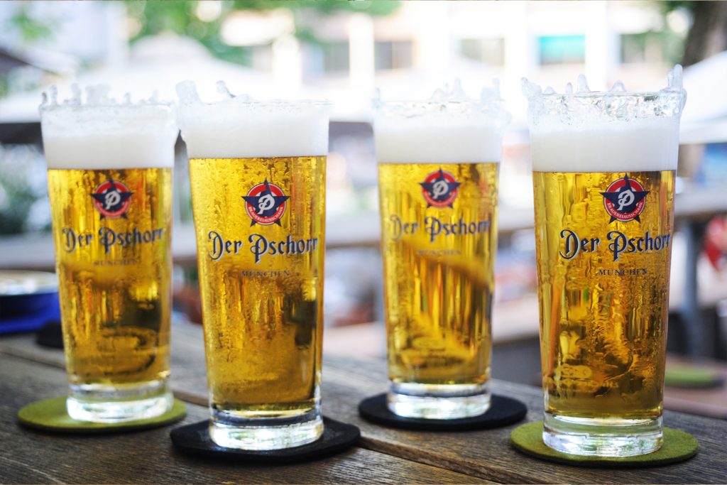 Vier Gläser mit frisch gezapften Bier