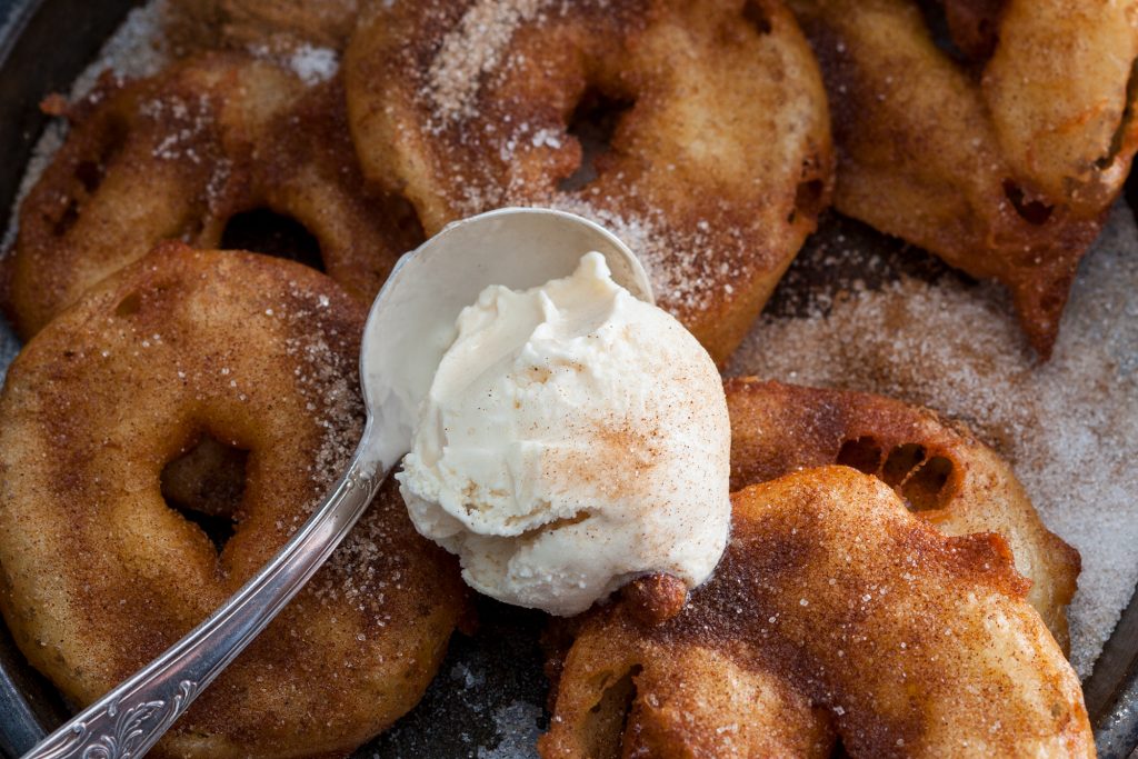 Ein Teller mit Apfelküchle und Vanilleeis