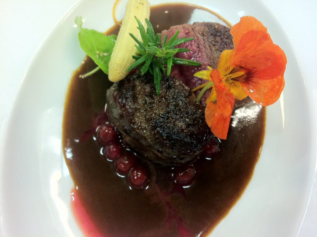 Hirschfilet auf einem Teller