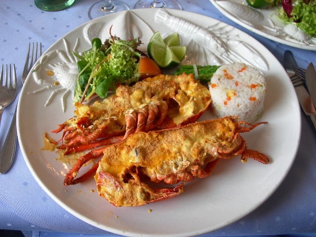 Ein Teller mit Hummer und Reis