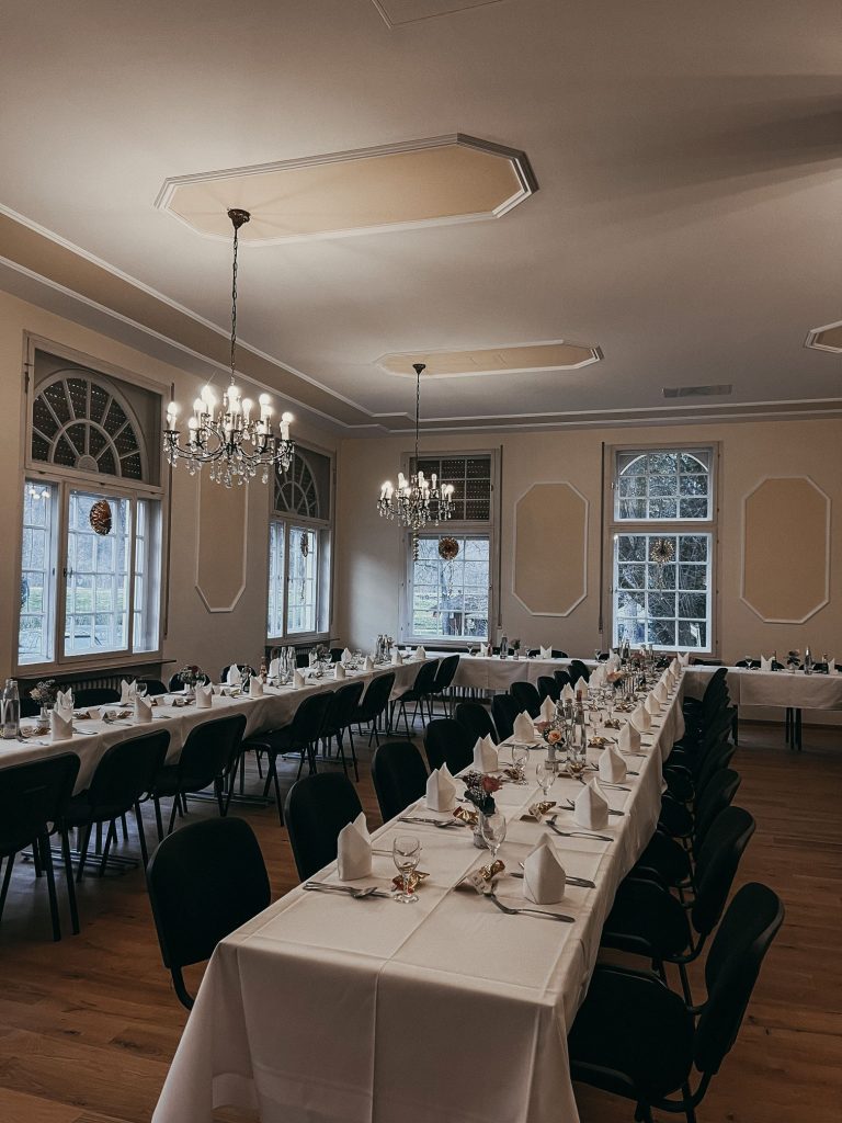 Saal mit 2 eingedeckten Tafeln