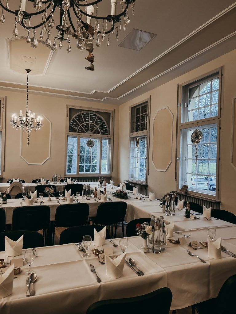 Saal mit eingedeckten Tischen in Uform