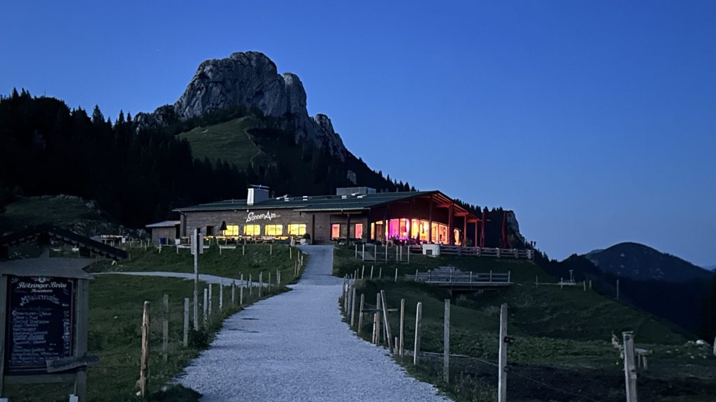 Außenansicht SonnenAlm im dunkeln im Sommer