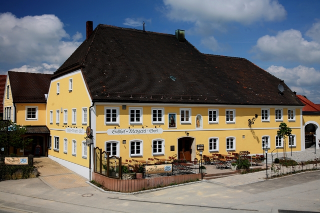 Außenansicht des Hauses mit Biergarten