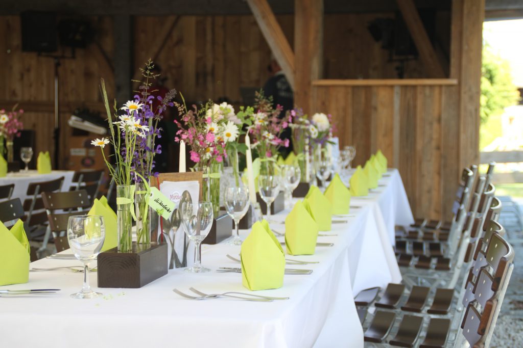 eine festlich gedeckte Tafel