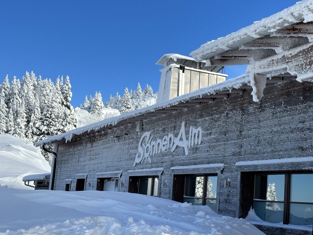 Aißenansicht SonnenAlm im Winter