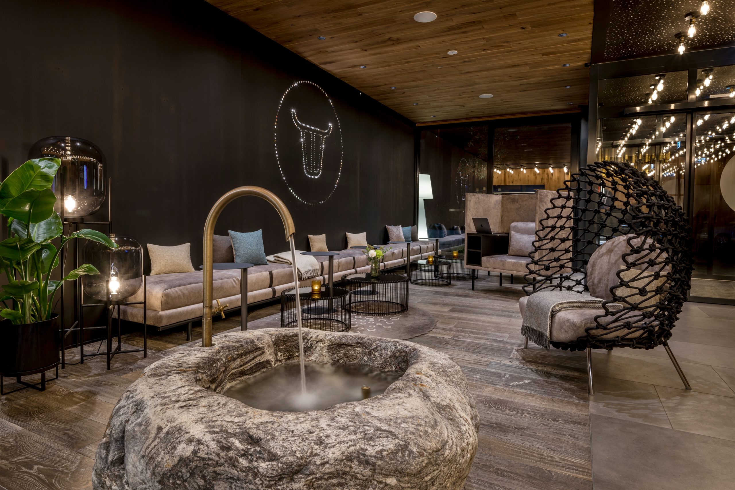 Lobby Wittmans mit Brunnen und Sofareihe