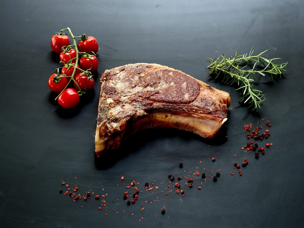 gebratenes Steak auf schwarzem Untergrund