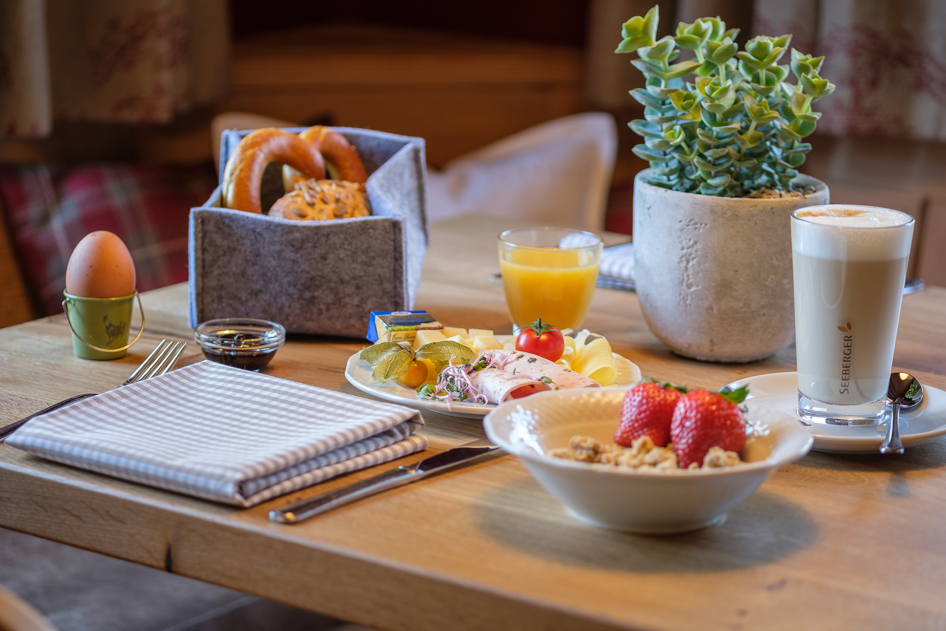 gedeckter Frühstückstisch mit allerlei Speisen