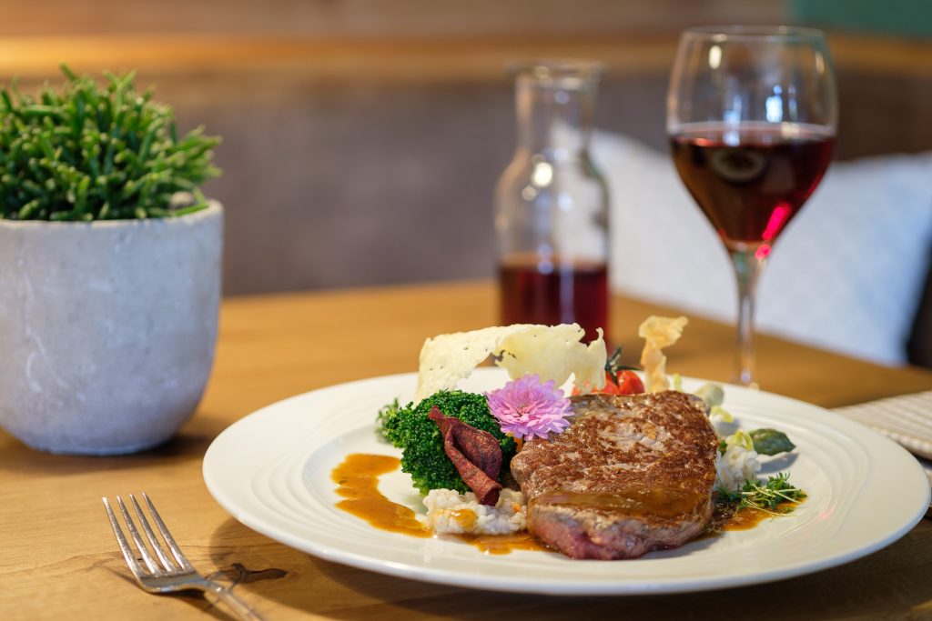 Teller mit Fleisch und Gemüse