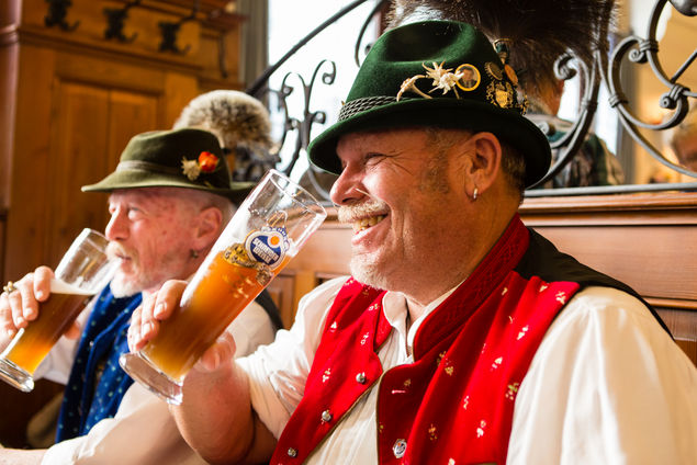 Zwei Männer trinken Bier Schneider Bräuhaus München im Tal