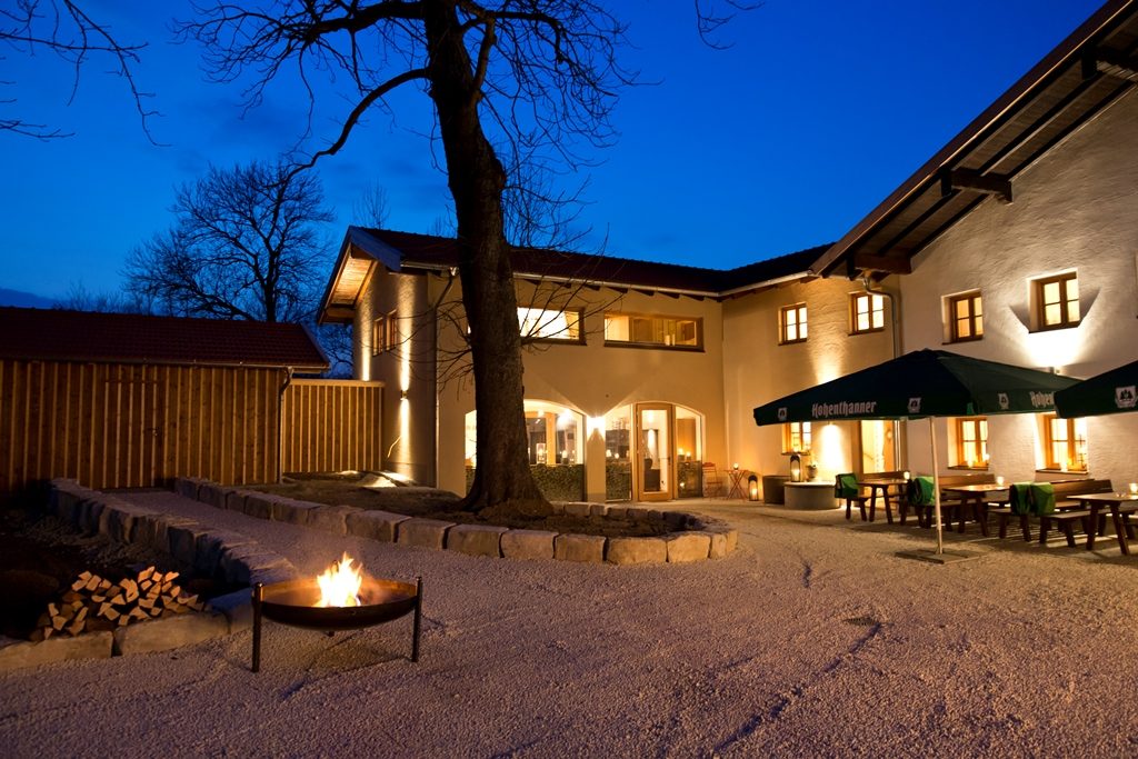 Außenansicht des Gashaus mit Lagerfeuer