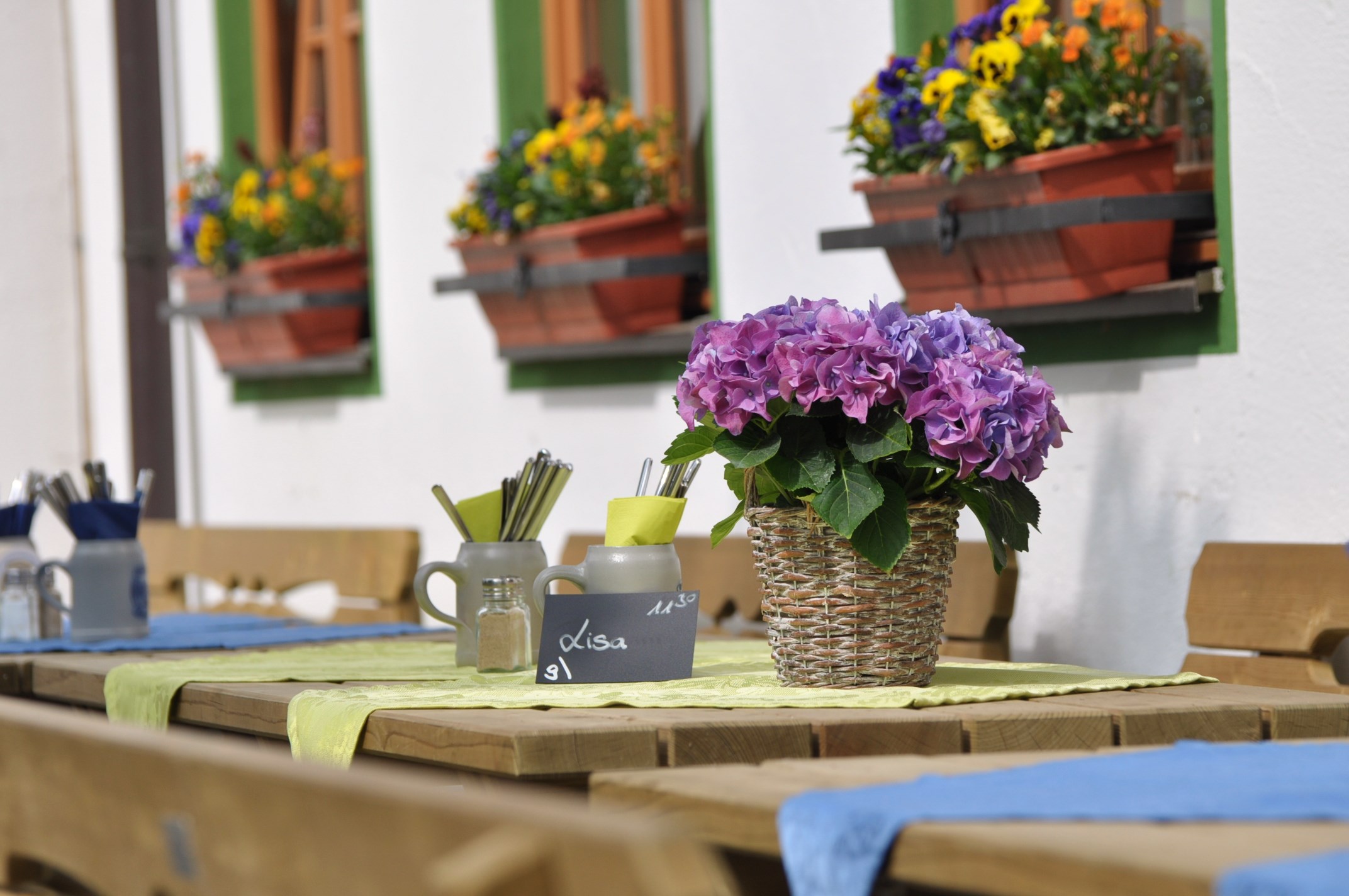 Biergartentisch des Landlust Wirtshauses am Reitsberger Hof,