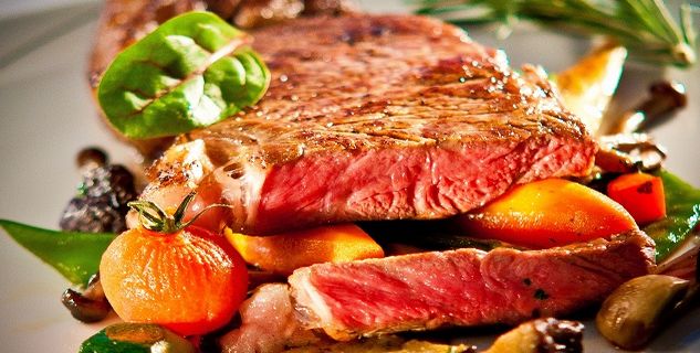 Teller mit Fleisch auf Gemüse