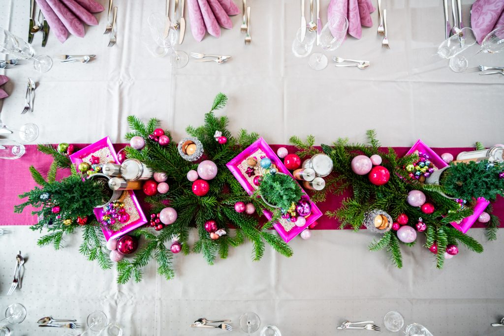 eingedeckter Tisch Weihnachtsdeko Landlust Wirtshaus am Reitsberger Hof