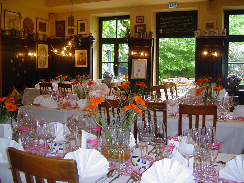 Festlich gedeckte Tische im Restaurant des Jagdschloss