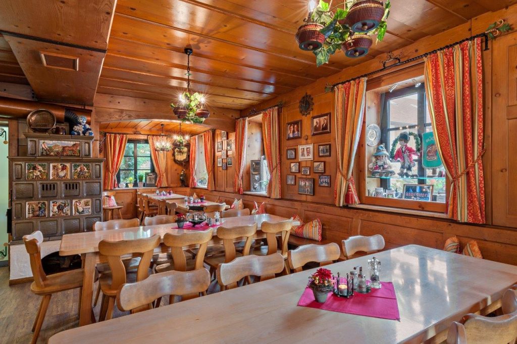 Wirtsstube mit Kachelofen
