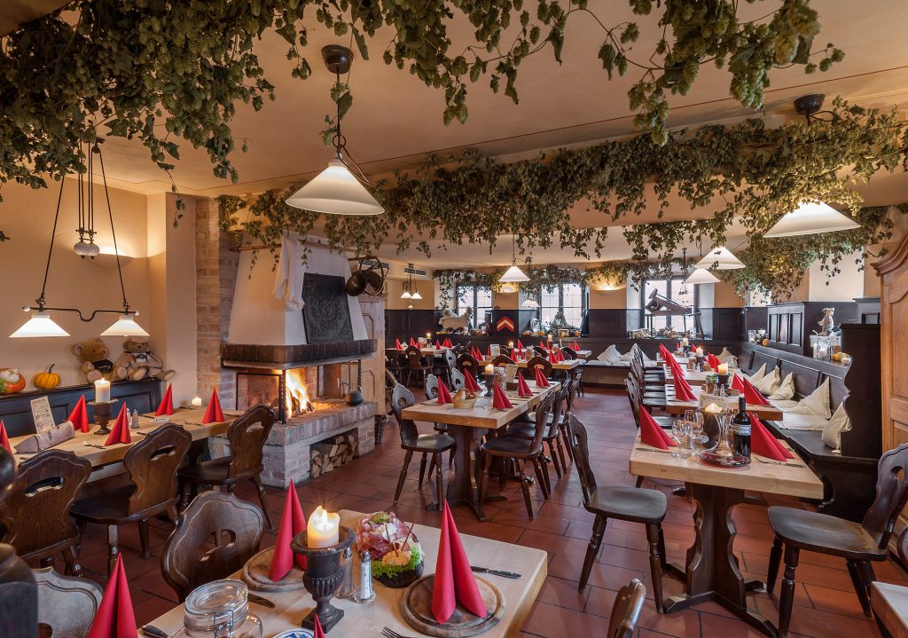 Der Gastraum des Gasthof Hotel zur Post mit gemütlichem Kamin