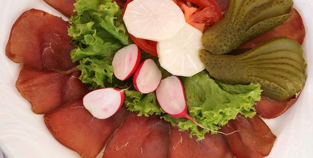 Ein Teller mit geräuchertem Schinken