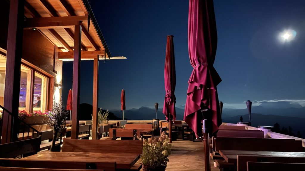 Restaurant SonnenAlm. Terrasse im dunkeln