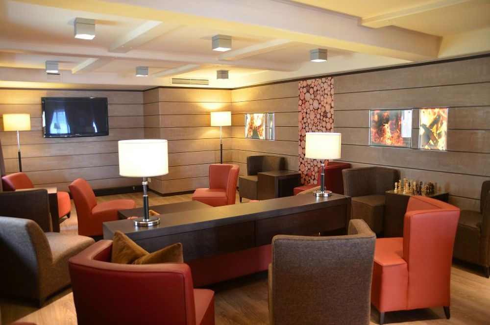 Lounge mit gemütlichen Sesseln