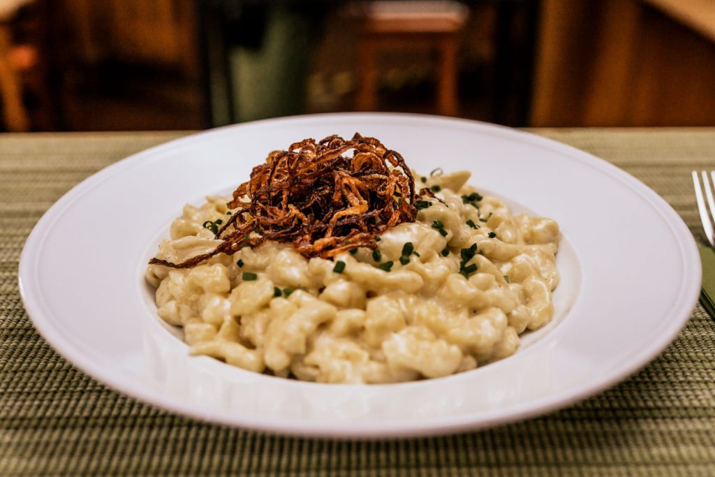 Teller mit Käsespätzle und Röstzwiebel